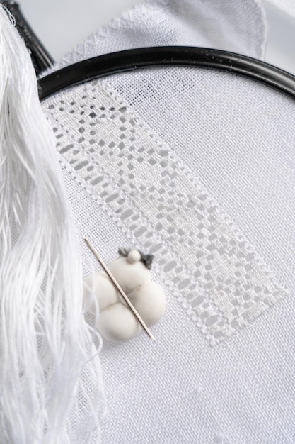 Haftowane detale w pracowni